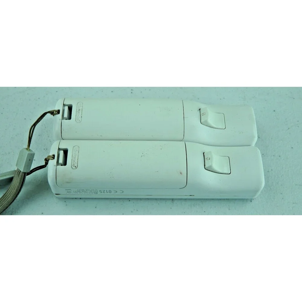 Nintendo Wii Console Gaming System White 2 Remotes & Nunchucks - Tested